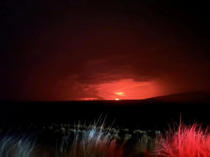 Ảnh núi lửa lớn nhất thế giới phun trào sau gần 40 năm ngủ yên - Ảnh 4.