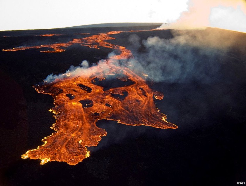 Ảnh núi lửa lớn nhất thế giới phun trào sau gần 40 năm ngủ yên - Ảnh 9.