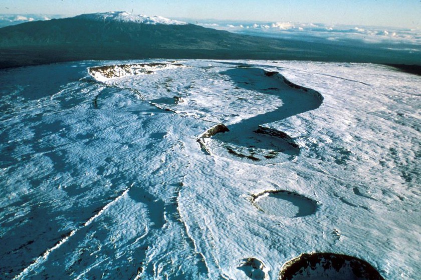 Ảnh núi lửa lớn nhất thế giới phun trào sau gần 40 năm ngủ yên - Ảnh 10.