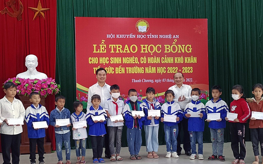 Hội Khuyến học Nghệ An trao 90 suất học bổng cho học sinh nghèo vượt khó huyện Thanh Chương - Ảnh 1.