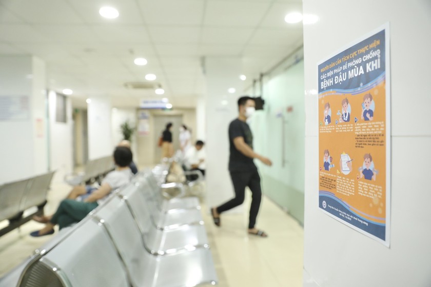 Nghi ngờ ca mắc đậu mùa khỉ thứ 3 tại Việt Nam, Bộ Y tế ra công văn khẩn - Ảnh 2.