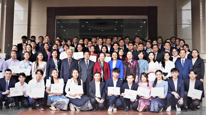 Trung ương Hội Khuyến học Việt Nam trao học bổng cho học sinh, sinh viên xuất sắc Lào học tập tại Việt Nam - Ảnh 2.