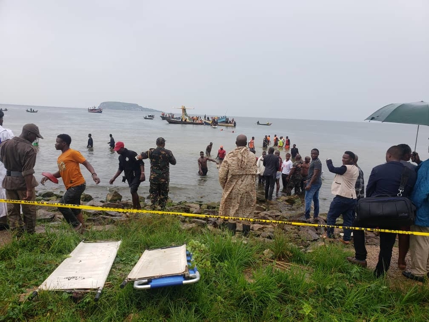 Châu Phi: Máy bay chở khách rơi xuống hồ, nhiều người chưa được tìm thấy - Ảnh 2.