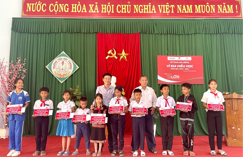 Viettel Quảng Nam trao gần 1,4 tỷ đồng học bổng cho học sinh hoàn cảnh đặc biệt khó khăn - Ảnh 2.