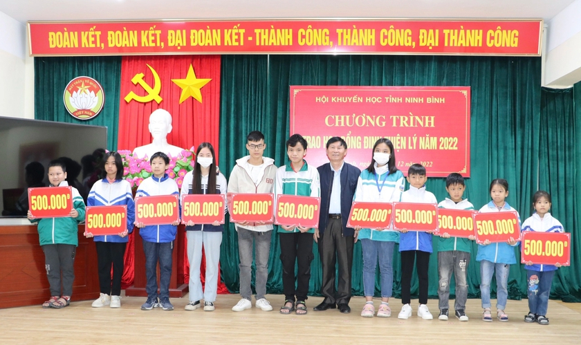 Hội Khuyến học tỉnh Ninh Bình trao học bổng Đinh Thiện Lý năm 2022 - Ảnh 1.