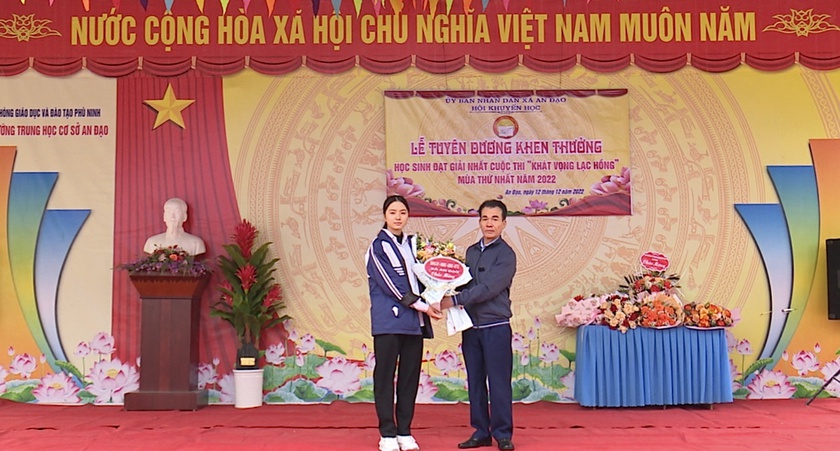 Phú Thọ: Khen thưởng học sinh đoạt giải Nhất cuộc thi “Khát vọng lạc hồng” - Ảnh 2.