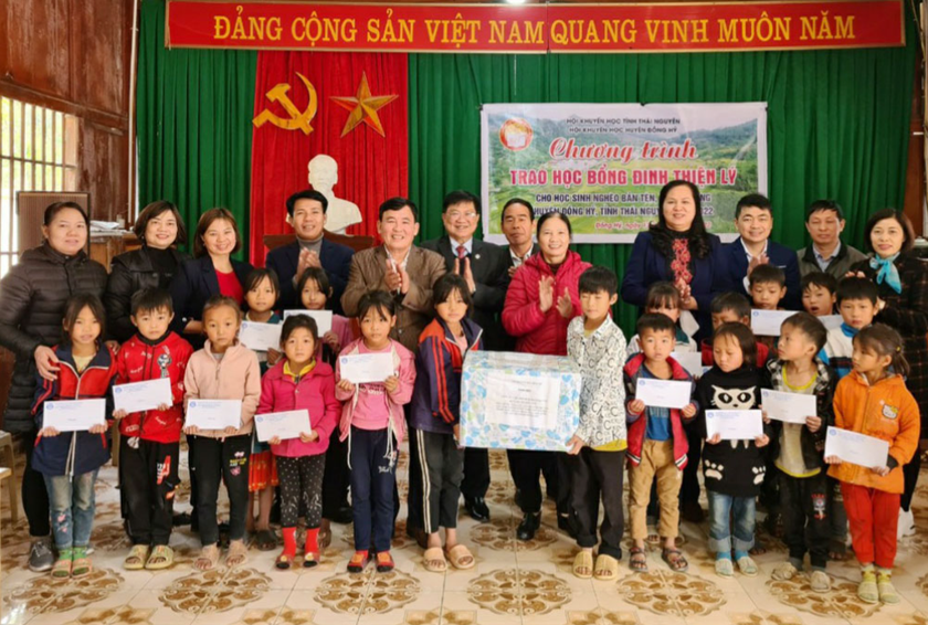 Hội Khuyến học tỉnh Thái Nguyên trao học bổng Đinh Thiện Lý cho học sinh điểm trường Bản Tèn  - Ảnh 1.