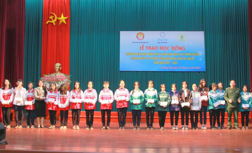 Hội Khuyến học tỉnh Quảng Trị trao hơn 750 triệu đồng học bổng đến học sinh nghèo hiếu học - Ảnh 1.