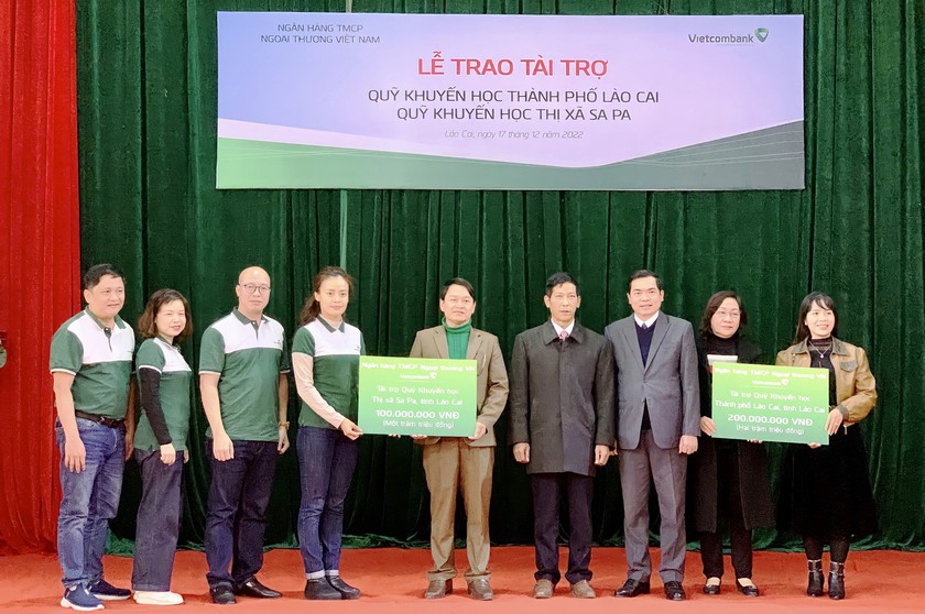 Vietcombank trao tặng 300 triệu đồng cho Quỹ khuyến học thành phố Lào Cai và thị xã Sa Pa - Ảnh 2.