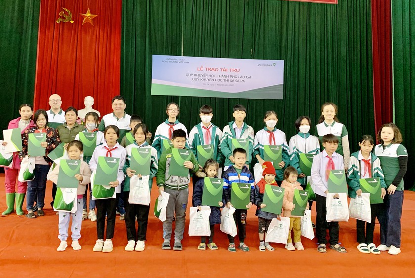 Vietcombank trao tặng 300 triệu đồng cho Quỹ khuyến học thành phố Lào Cai và thị xã Sa Pa - Ảnh 1.