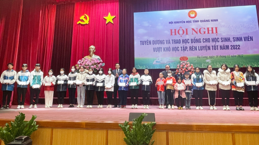 Quảng Ninh: Trao học bổng tuyên dương 175 học sinh, sinh viên học tập tốt - Ảnh 1.