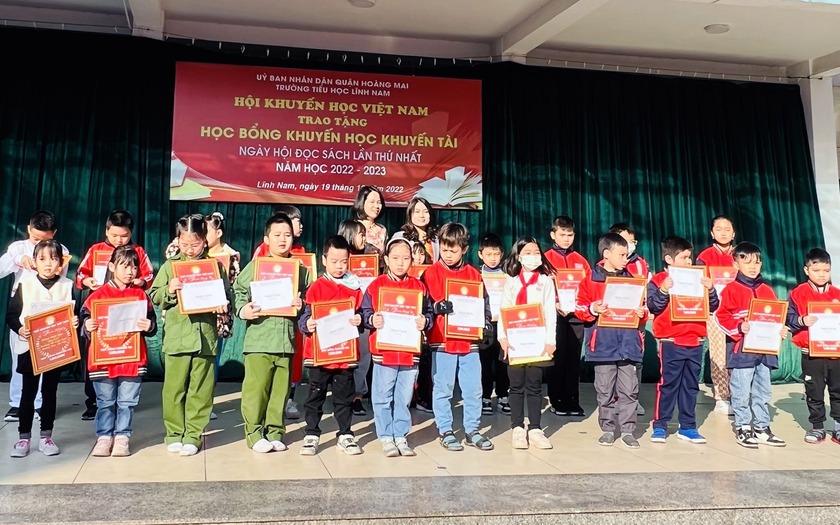 Quỹ Khuyến học Việt Nam trao tặng học bổng khuyến tài cho học sinh tiểu học Lĩnh Nam - Ảnh 3.