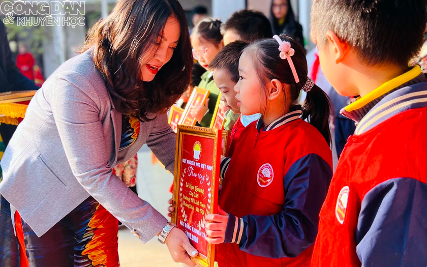 Quỹ Khuyến học Việt Nam trao tặng học bổng khuyến tài cho học sinh tiểu học Lĩnh Nam - Ảnh 1.
