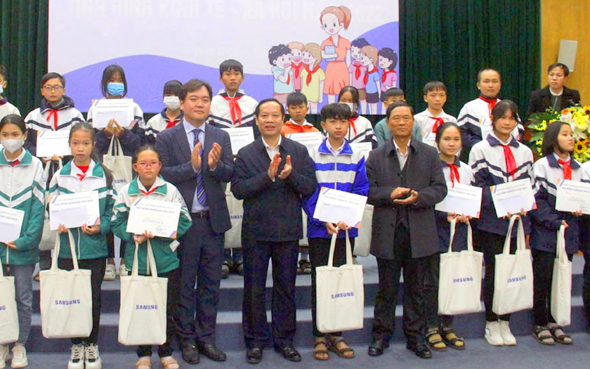 Bắc Giang: Trao hàng trăm triệu đồng học bổng Samsung cho học sinh có hoàn cảnh khó khăn - Ảnh 1.