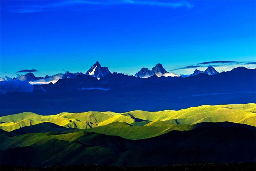 Ngắm những rặng núi tuyệt đẹp ở Garze, Tứ Xuyên - Ảnh 2.