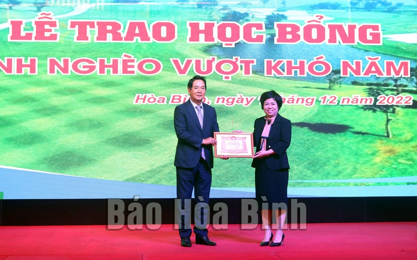 Hòa Bình: Trao học bổng cho học sinh nghèo vượt khó - Ảnh 2.