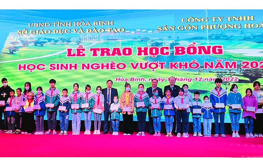 Hòa Bình: Trao học bổng cho học sinh nghèo vượt khó - Ảnh 1.