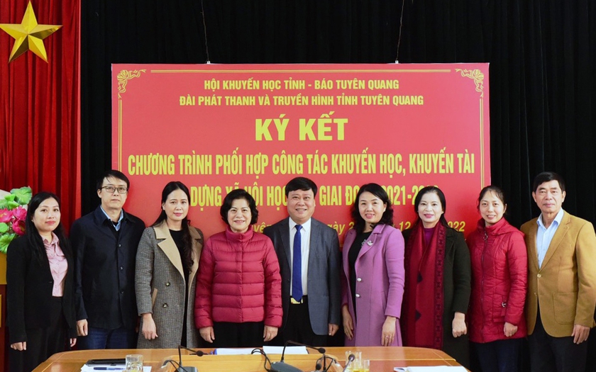 Hội Khuyến học Tuyên Quang ký phối hợp công tác khuyến học, đẩy mạnh tuyên truyền xã hội học tập - Ảnh 2.