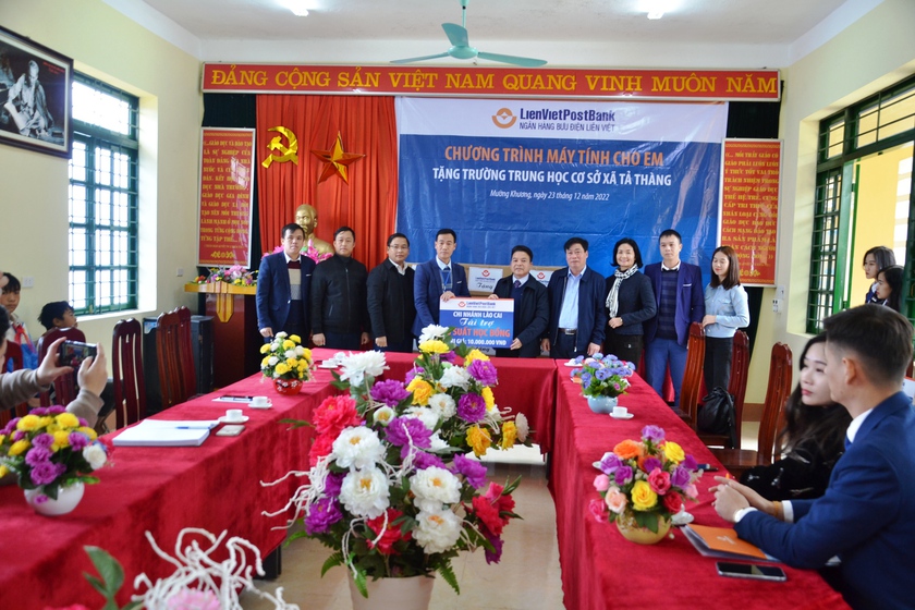 Ngân hàng Bưu điện Liên Việt chi nhánh Lào Cai trao tặng 70 bộ máy vi tính cho học sinh vùng cao - Ảnh 1.