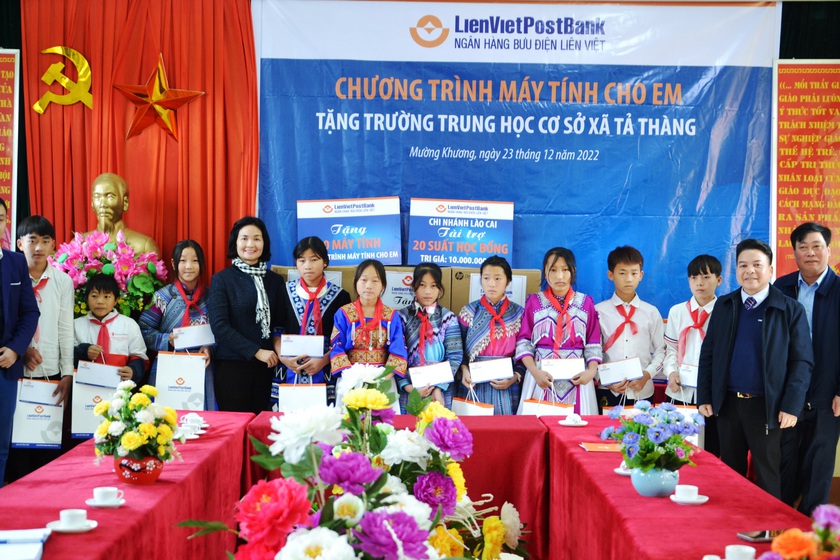 Ngân hàng Bưu điện Liên Việt chi nhánh Lào Cai trao tặng 70 bộ máy vi tính cho học sinh vùng cao - Ảnh 2.