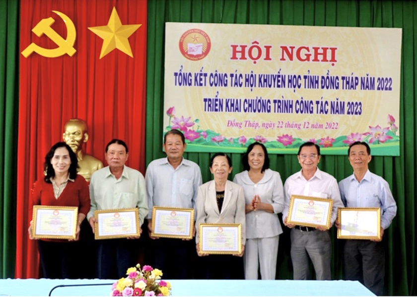 17.000 suất học bổng được trao cho học sinh tỉnh Đồng Tháp - Ảnh 2.