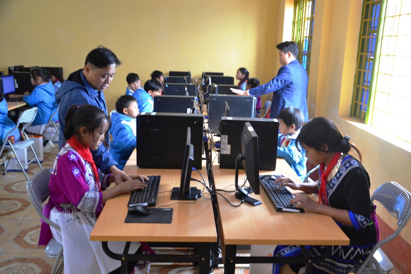 Ngân hàng Bưu điện Liên Việt chi nhánh Lào Cai trao tặng 70 bộ máy vi tính cho học sinh vùng cao - Ảnh 3.
