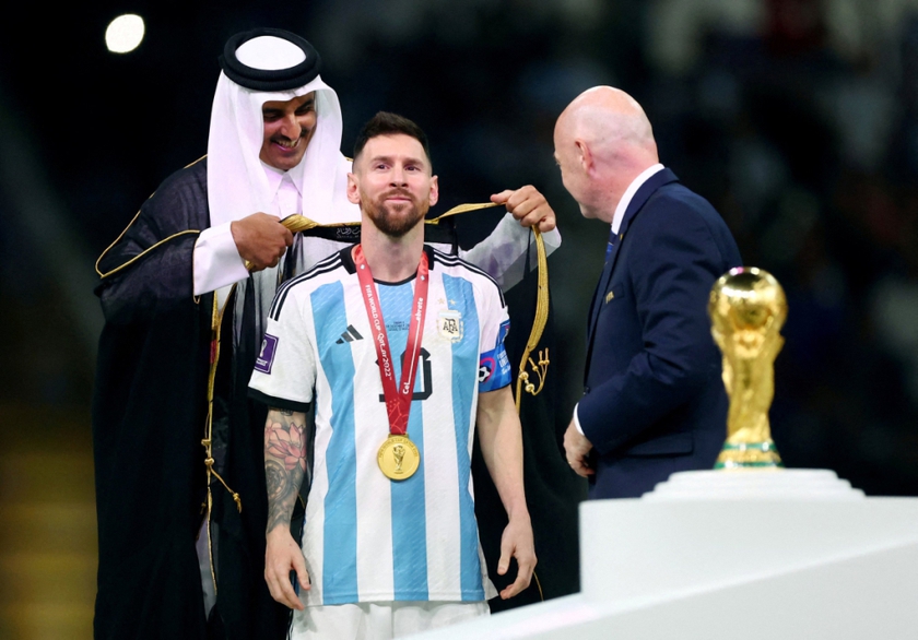 Bisht - chiếc áo choàng đặc biệt của Messi trong lễ trao giải World Cup 2022 - Ảnh 1.