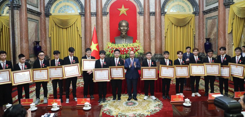 Chủ tịch nước cùng Chủ tịch Hội Khuyến học Việt Nam chúc mừng đoàn 100% học sinh đoạt giải kỳ thi Olympic quốc tế 2022 - Ảnh 4.