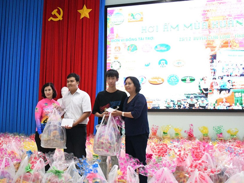Hội Khuyến học huyện Càng Long, tỉnh Trà Vinh Trao gần 400 phần quà tặng học sinh, sinh viên mồ côi - Ảnh 1.