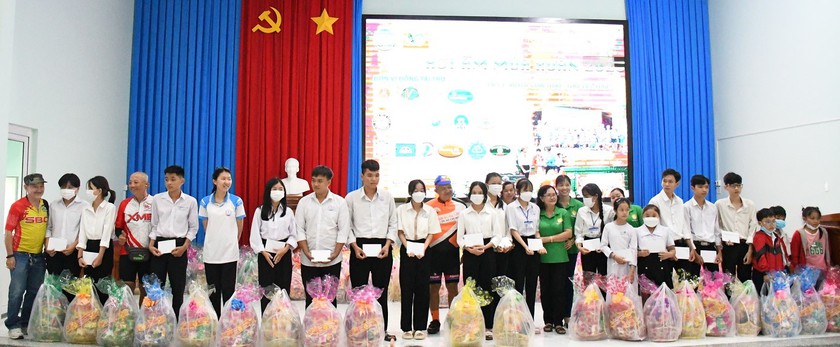 Hội Khuyến học huyện Càng Long, tỉnh Trà Vinh Trao gần 400 phần quà tặng học sinh, sinh viên mồ côi - Ảnh 2.