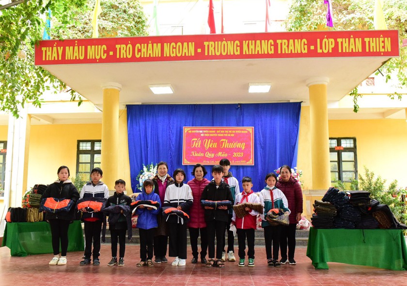“Tết yêu thương - Xuân Quý Mão 2023” đến với học sinh tại huyện Yên Sơn, tỉnh Tuyên Quang - Ảnh 3.