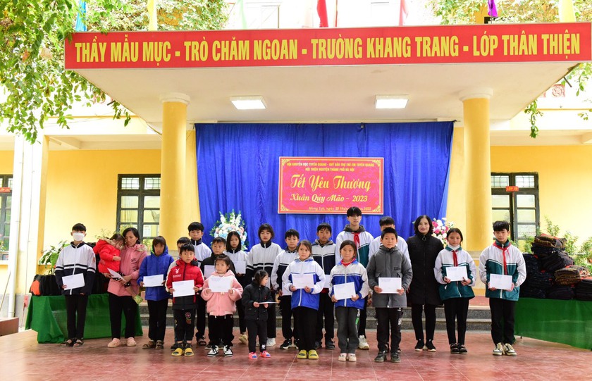 “Tết yêu thương - Xuân Quý Mão 2023” đến với học sinh tại huyện Yên Sơn, tỉnh Tuyên Quang - Ảnh 6.