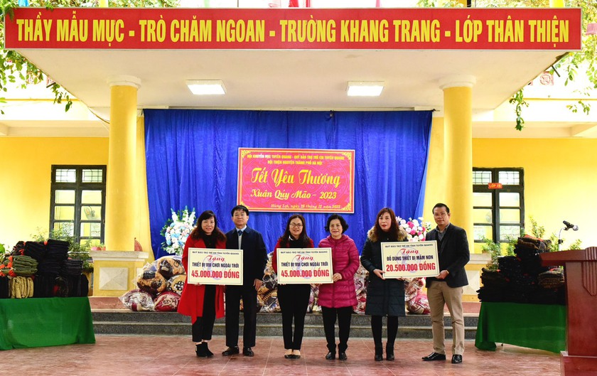“Tết yêu thương - Xuân Quý Mão 2023” đến với học sinh tại huyện Yên Sơn, tỉnh Tuyên Quang - Ảnh 1.