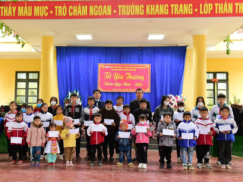 “Tết yêu thương - Xuân Quý Mão 2023” đến với học sinh tại huyện Yên Sơn, tỉnh Tuyên Quang - Ảnh 5.
