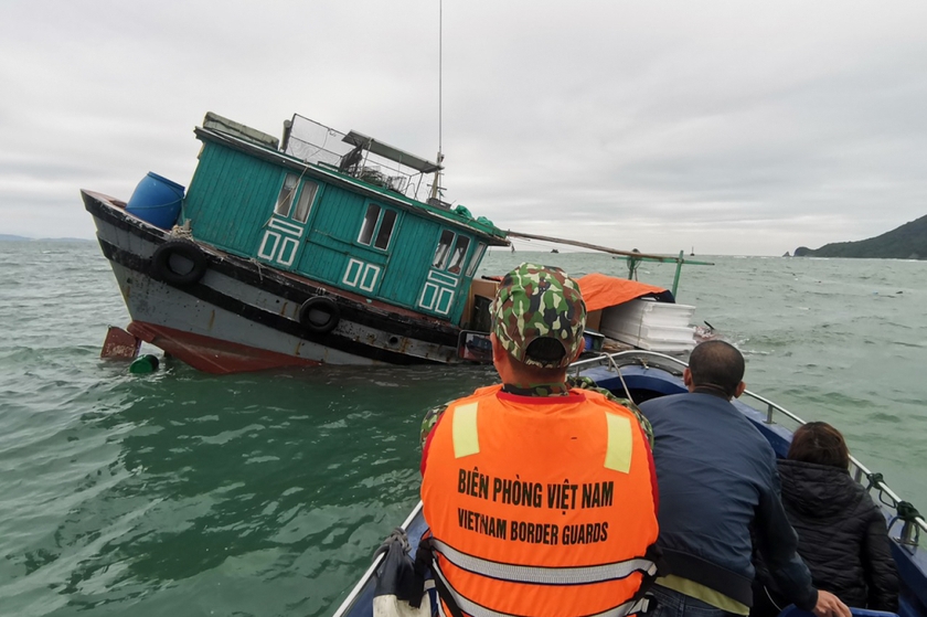 Biên phòng Đảo Trần, tỉnh Quảng Ninh cứu ngư dân gặp nạn trên biển - Ảnh 1.