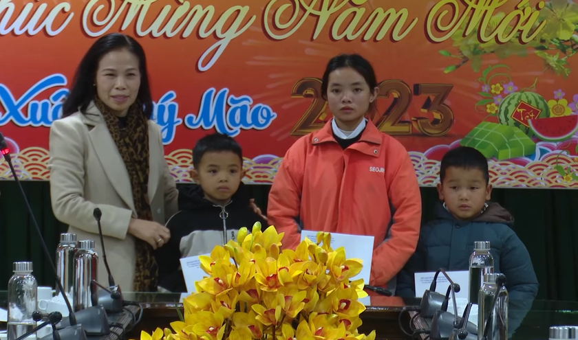 Trao học bổng Tô Hiệu tặng học sinh bị tai nạn thương tích do bom mìn và trẻ mồ côi tại tỉnh Sơn La - Ảnh 1.
