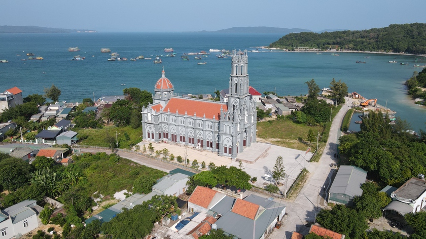 Ngắm nhà thờ công giáo tuyệt đẹp trên đảo Thanh Lân - Ảnh 1.