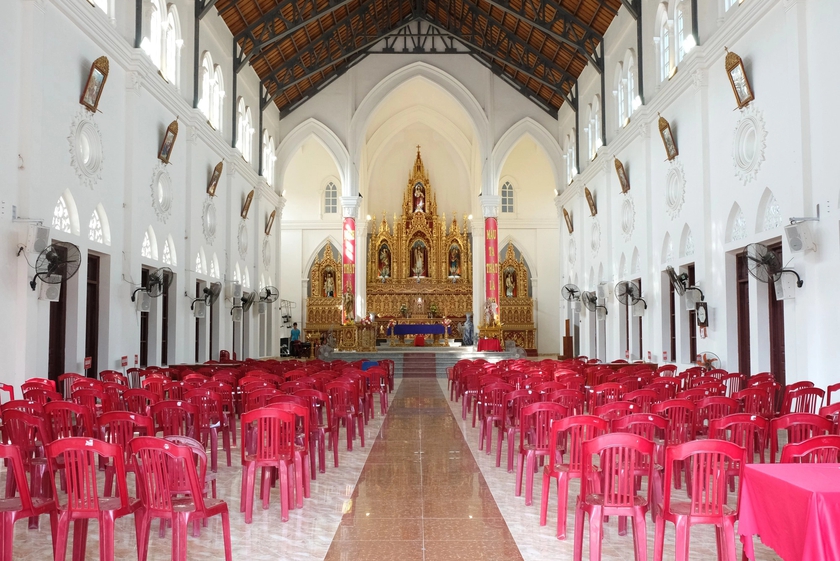 Ngắm nhà thờ công giáo tuyệt đẹp trên đảo Thanh Lân - Ảnh 4.
