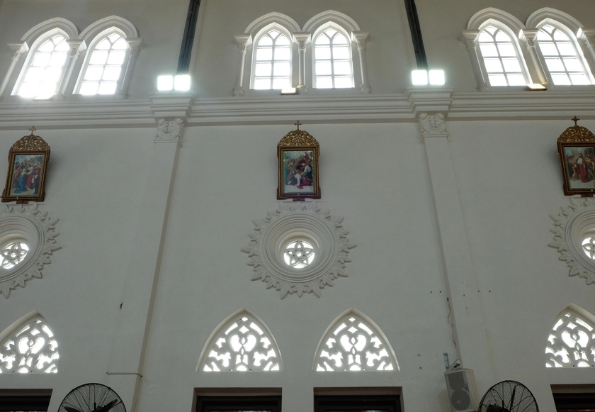 Ngắm nhà thờ công giáo tuyệt đẹp trên đảo Thanh Lân - Ảnh 5.