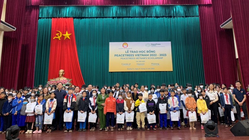 Hội Khuyến học tỉnh Quảng Trị trao hơn 700 triệu đồng học bổng Peacetrees Vietnam - Ảnh 1.