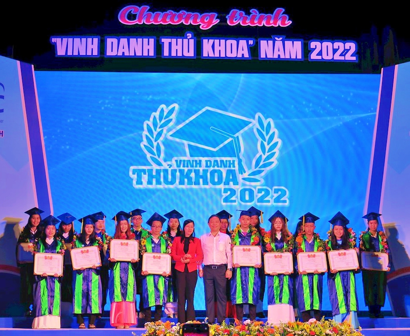 Thành phố Hồ Chí Minh vinh danh 75 thủ khoa năm 2022 - Ảnh 1.