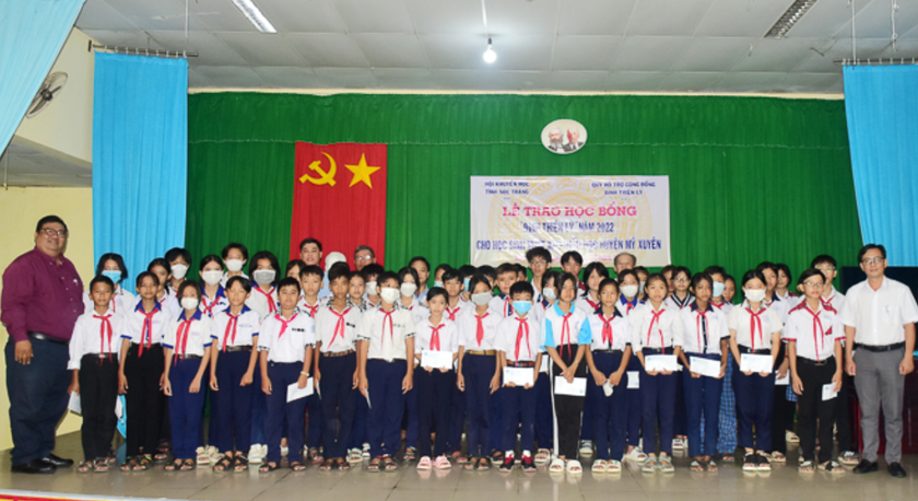 Hội Khuyến học tỉnh Sóc Trăng trao tặng 50 suất học bổng Đinh Thiện Lý cho học sinh vượt khó - Ảnh 1.
