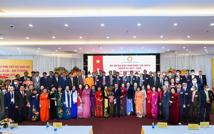 Phó Thủ tướng Vũ Đức Đam tặng hoa chúc mừng Ban Chấp hành Hội Khuyến học Việt Nam khóa VI, nhiệm kỳ 2021- 2026