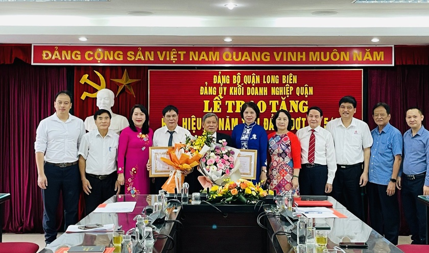 Đảng ủy Khối Doanh nghiệp quận Long Biên, Hà Nội: Trao Huy hiệu 40 năm tuổi Đảng đợt 19/5/2022 - Ảnh 1.