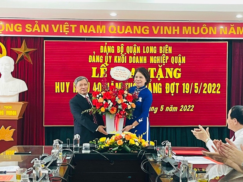 Đảng ủy Khối Doanh nghiệp quận Long Biên, Hà Nội: Trao Huy hiệu 40 năm tuổi Đảng đợt 19/5/2022 - Ảnh 3.