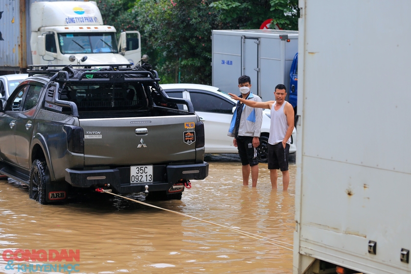 Các tuyến đường Hà Nội ngập lụt sau những cơn mưa lớn - Ảnh 5.