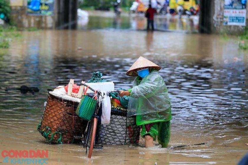 Các tuyến đường Hà Nội ngập lụt sau những cơn mưa lớn - Ảnh 2.
