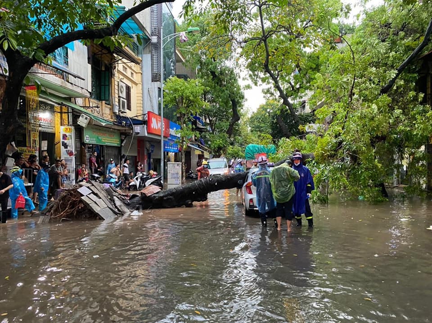 Mưa ngập từ nhà ra ngõ, người thảnh thơi chờ ngớt, người hì hục dọn dẹp  - Ảnh 5.