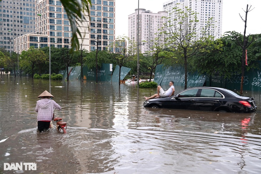 Mưa ngập từ nhà ra ngõ, người thảnh thơi chờ ngớt, người hì hục dọn dẹp  - Ảnh 3.