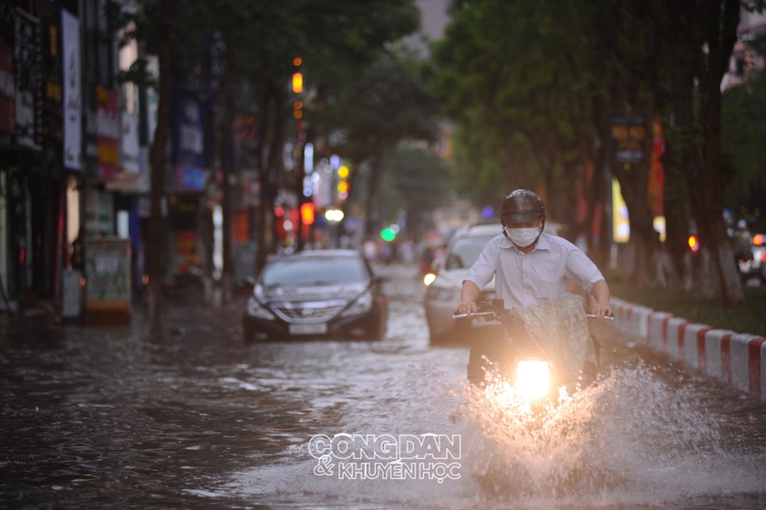 Hà Nội ngập sâu sau cơn mưa chiều 29/5 - Ảnh 4.